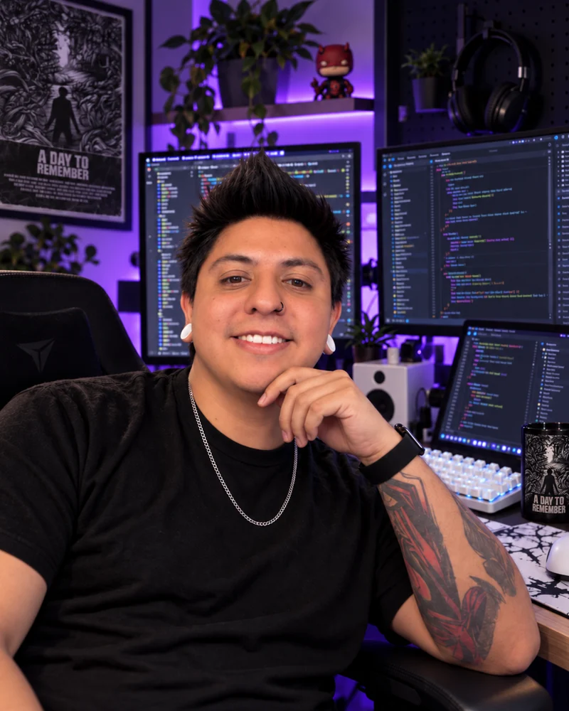 Jorge Gutiérrez Vallejo sonriendo en su escritorio de trabajo